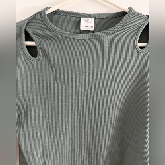 Zara long sleeve with cutouts girls size 13-14 fits women’s XS/S - Picture 2 of 3
